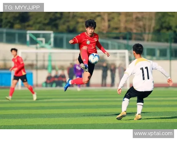 足坛前锋巨星成长之路与绿茵赛场辉煌瞬间全景解读